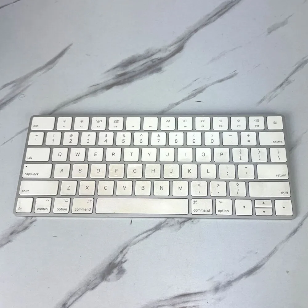Apple Magic Keyboard Model A1644 - Silver - Rechargeable Clean Tested Working